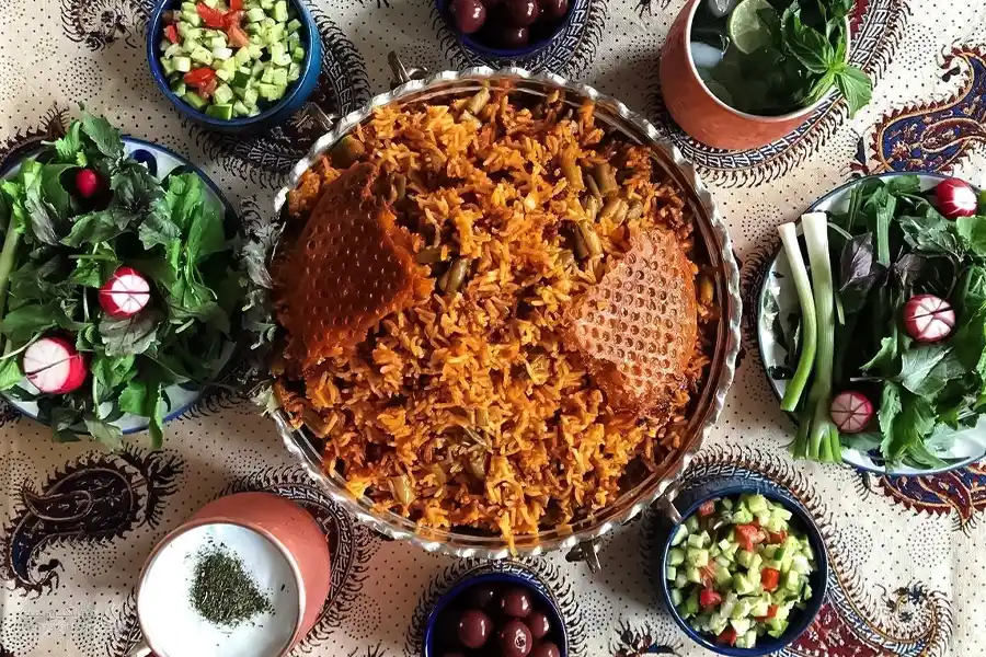 یک ظرف از غذای ایرانی به نام لوبیا پلو