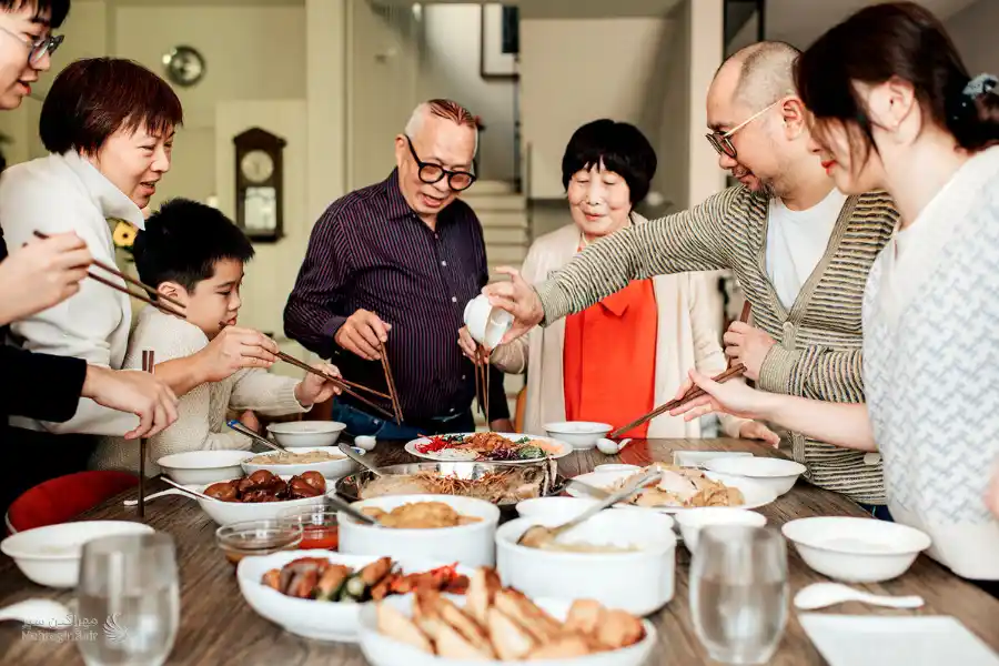 سر میز غذا با یک خانواده چینی