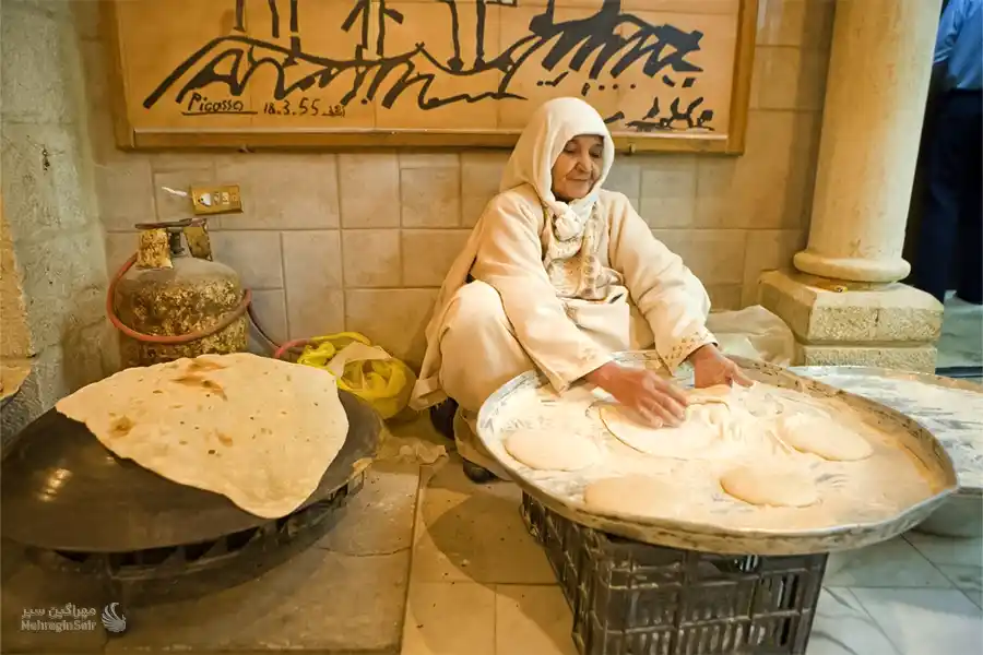 زنی بومی در حال نان پختن در اردن 