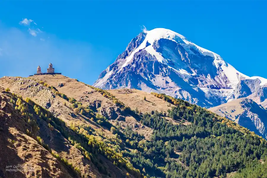 نمایی از کوه‌های قفقاز در گرجستان
