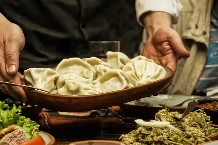 مردی خینکالی غذای گرجی تعارف میکند