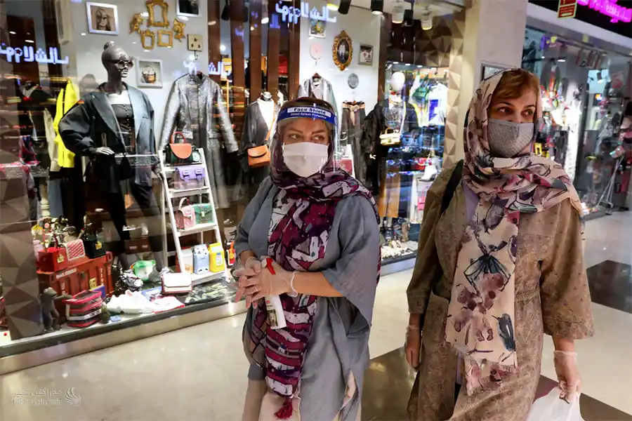 خانمها در حال خرید در دوران کرونا