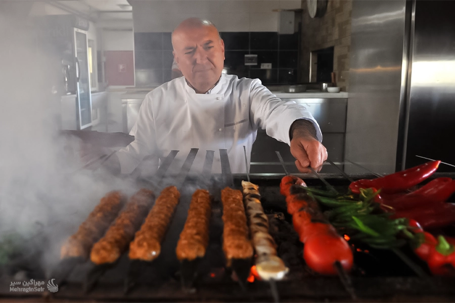 فردی در حال پخت کباب آدانا
