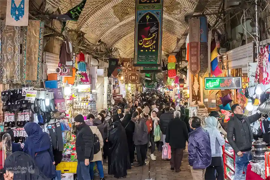 مردم در حال خرید در بازار بزرگ تهران