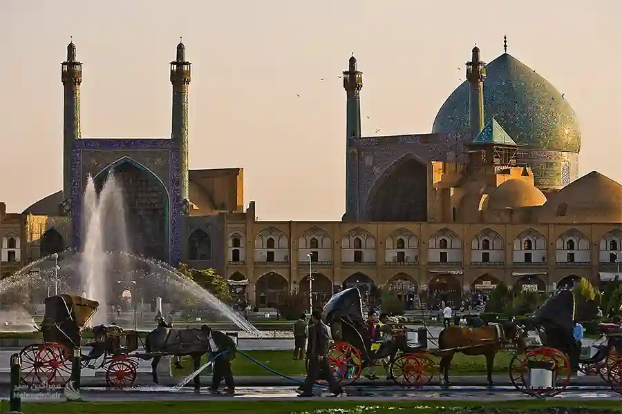 مردم در میدان نقش جهان اصفهان 