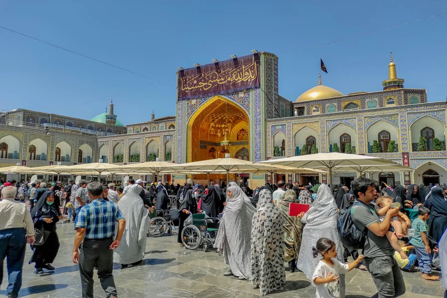 مردم در صحن حرم امام رضا علیه السلام