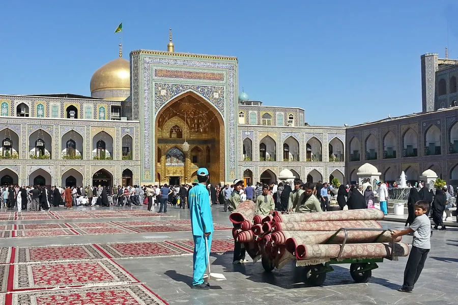 فرش‌ها در صحن حرم امام رضا ع جمع آوری می‌شوند